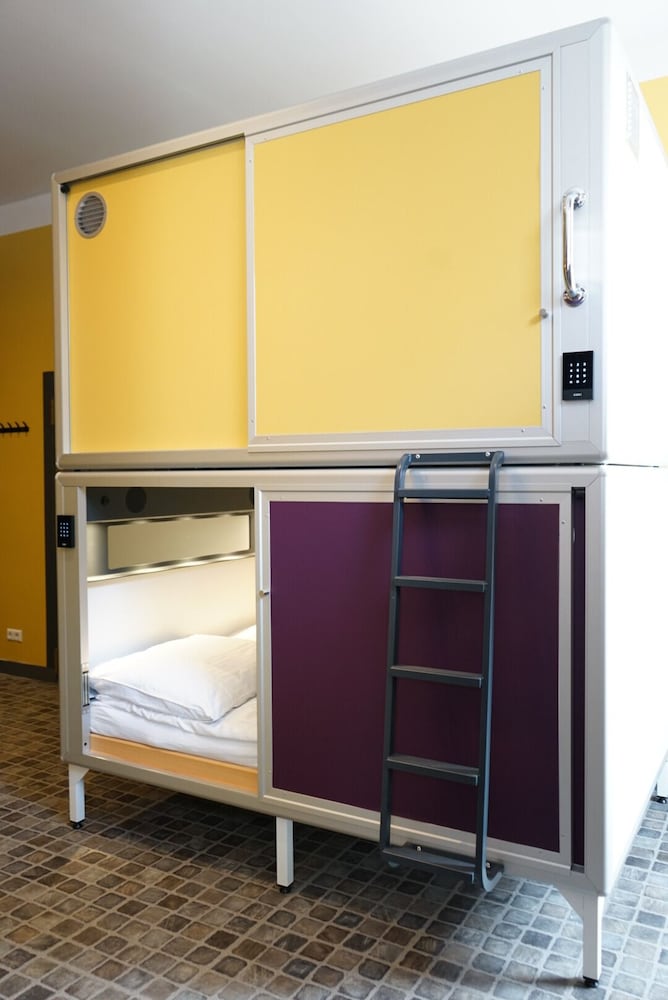 CAPSULE, KING BED, SHARED BATHROOM