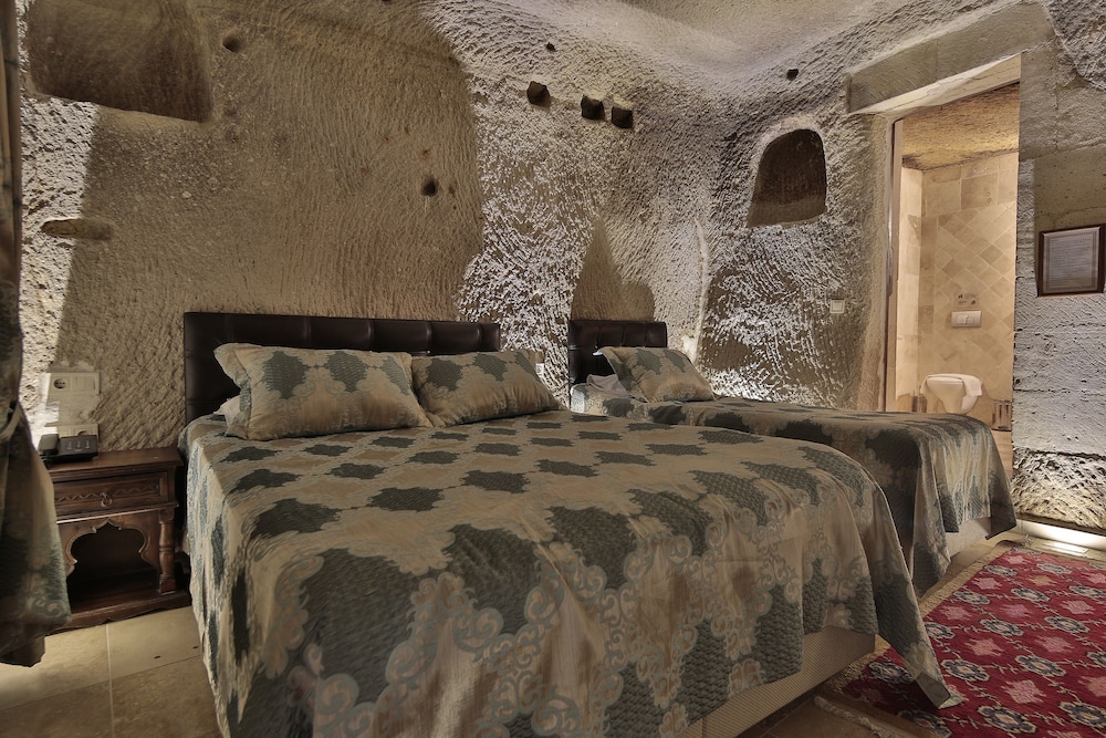 Shoestring Cave House 11/50