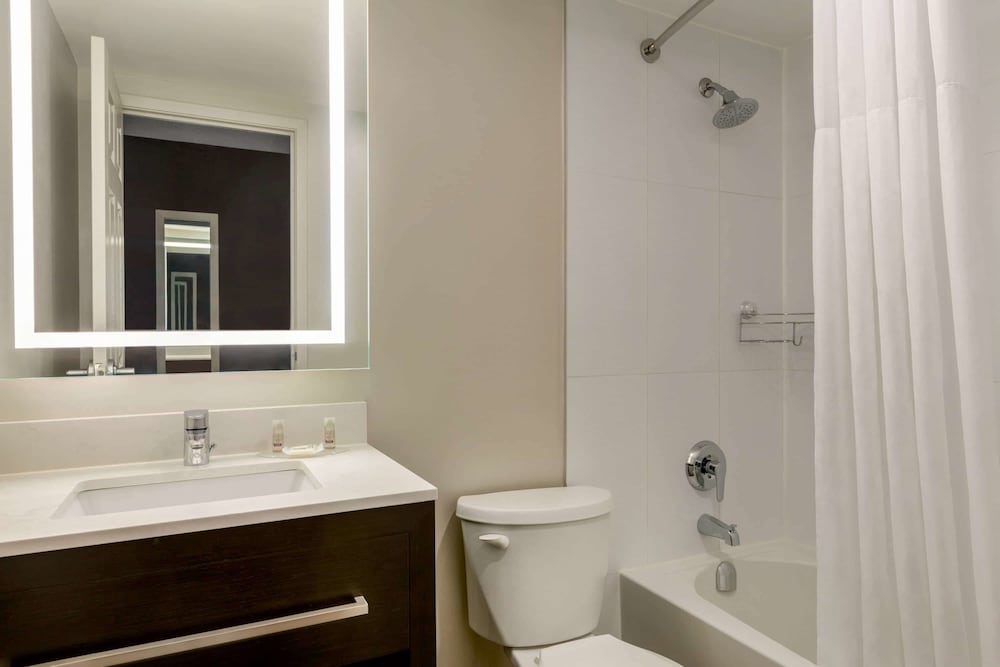 Days Inn By Wyndham Toronto West Mississauga 32/32