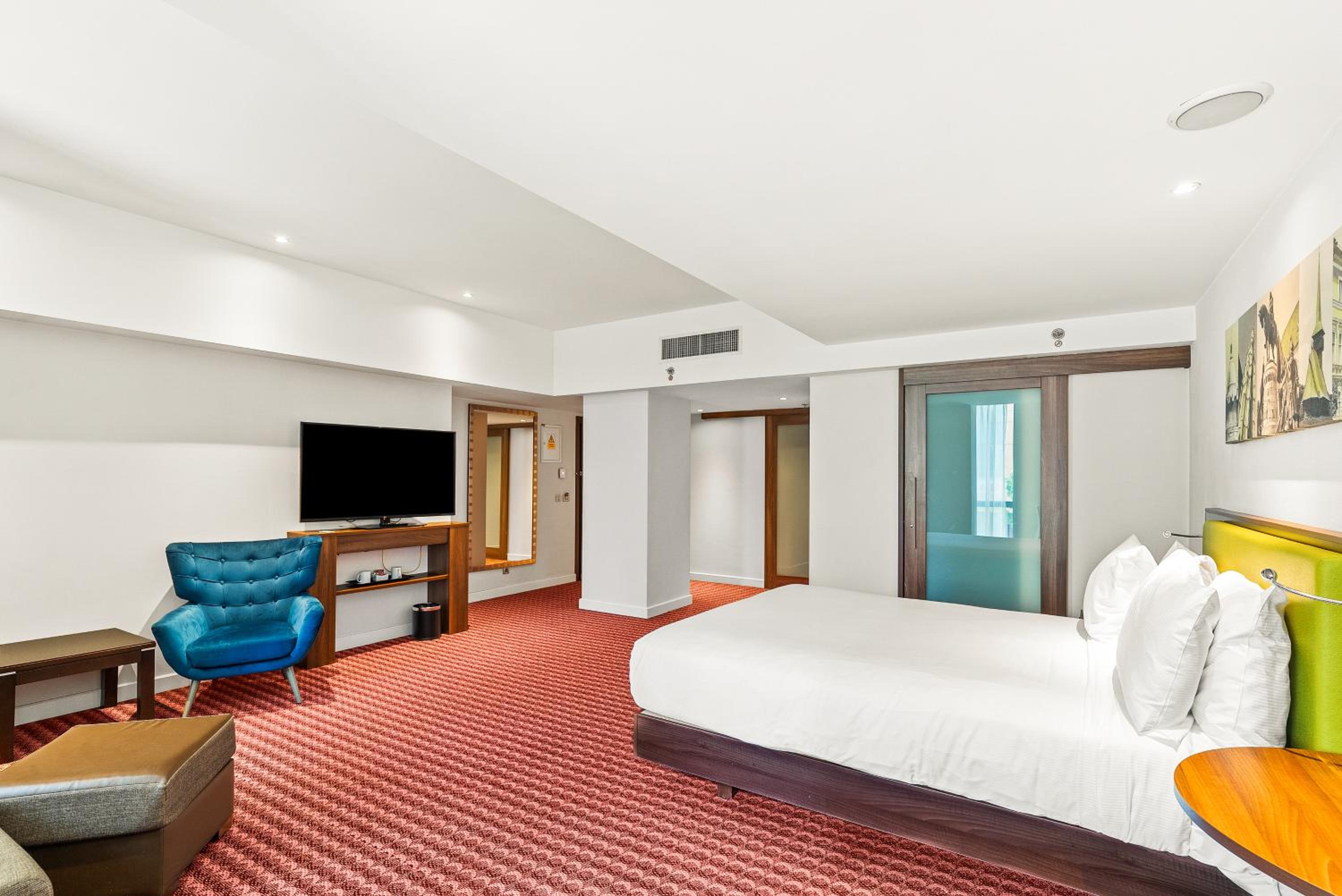 ROOM, QUEEN BED, SOFA, CORNER