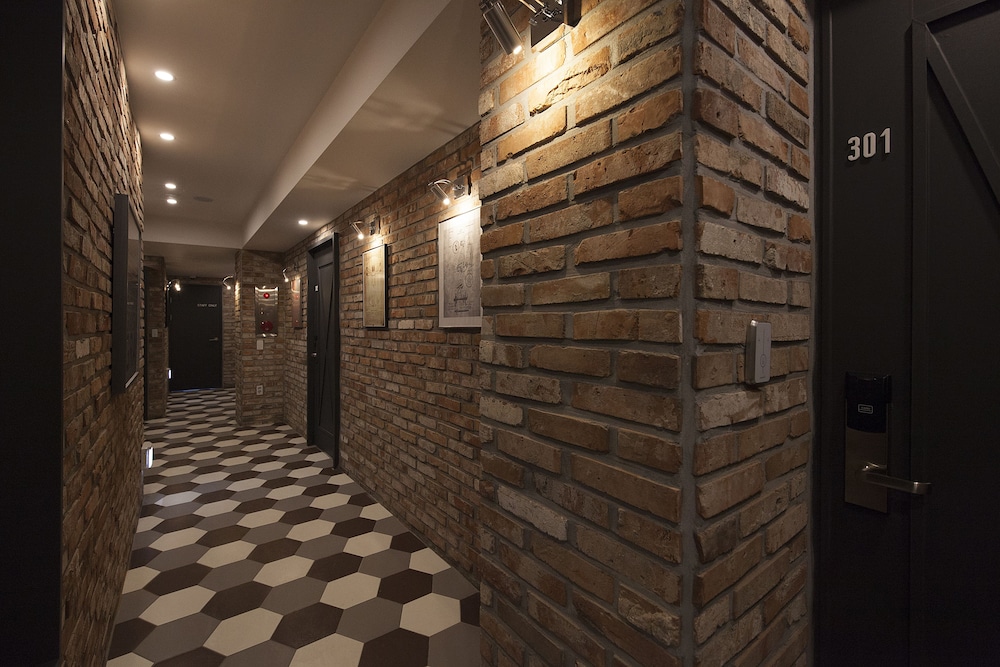 Hotel Gray 3/35