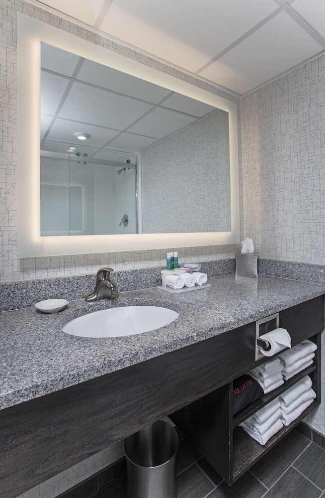 Holiday Inn Express Nags Head Oceanfront 24/62