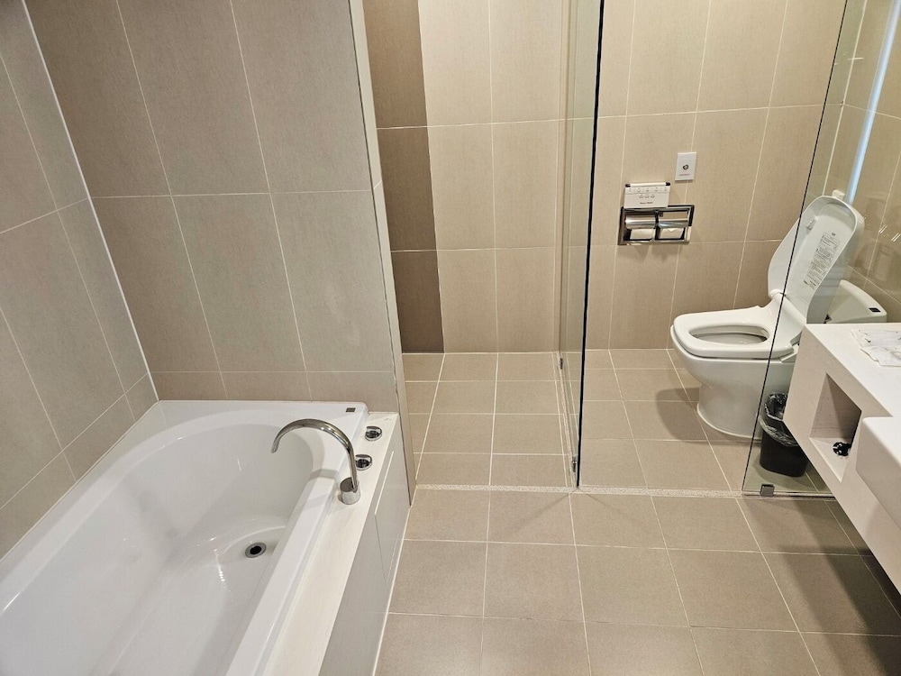 Incheon Airport Global Hotel and Suites 35/44