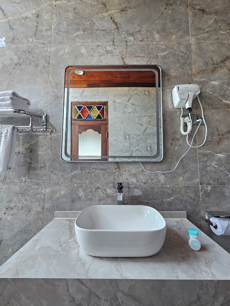 Dhow Palace Hotel 71/75