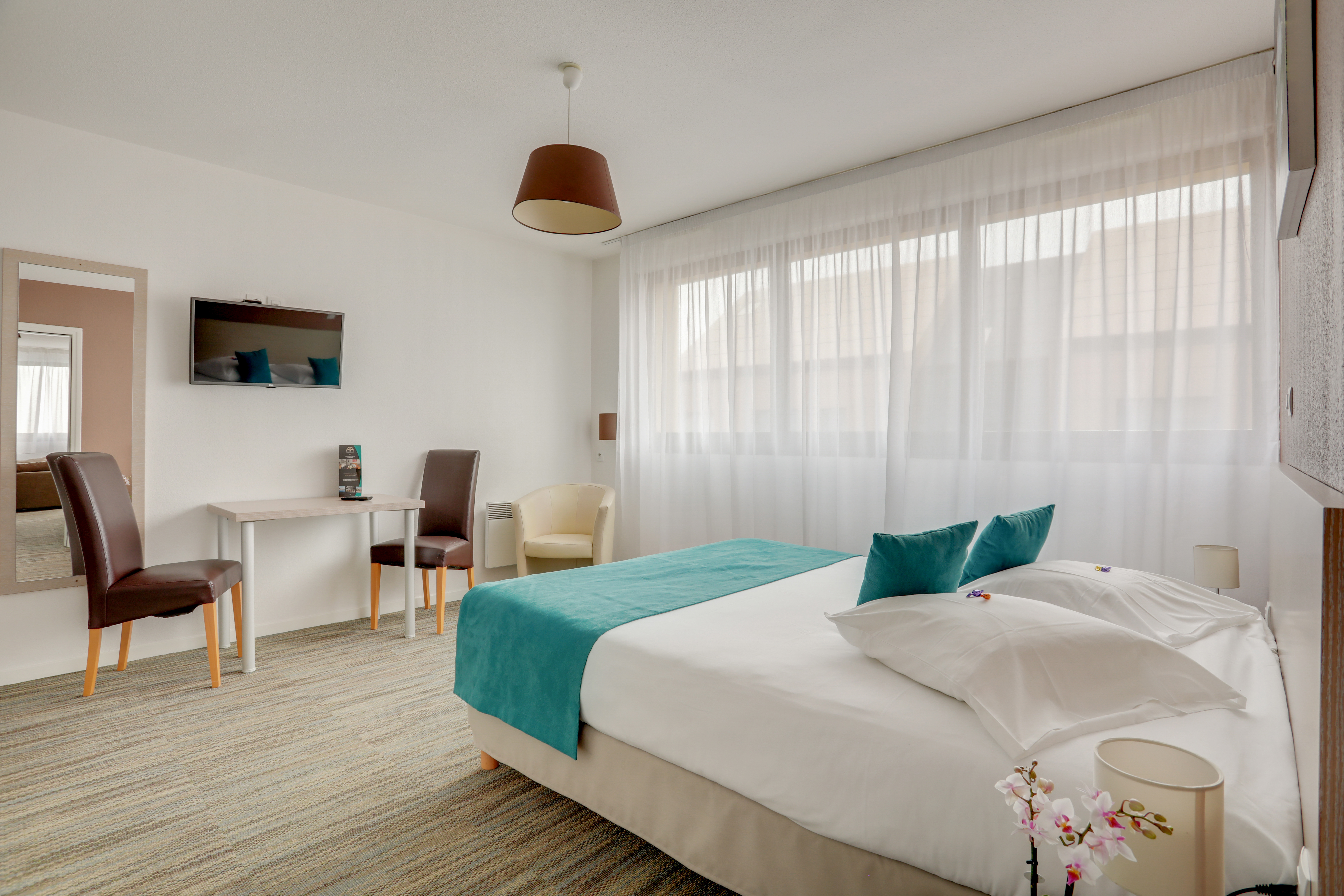 2 Bedrooms, Suite, 2 Bathrooms
