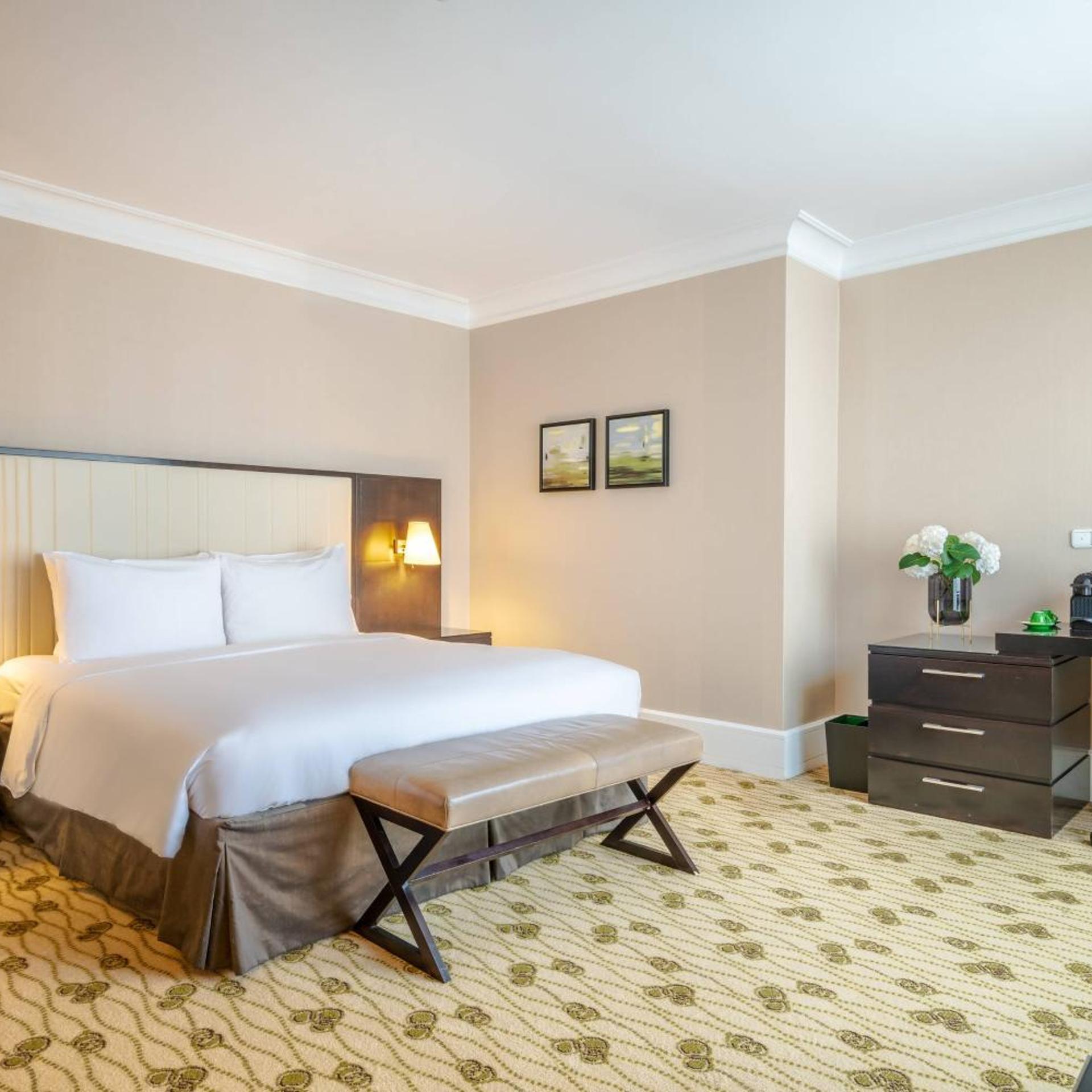 Executive, Suite, King Bed, Club Lounge Access