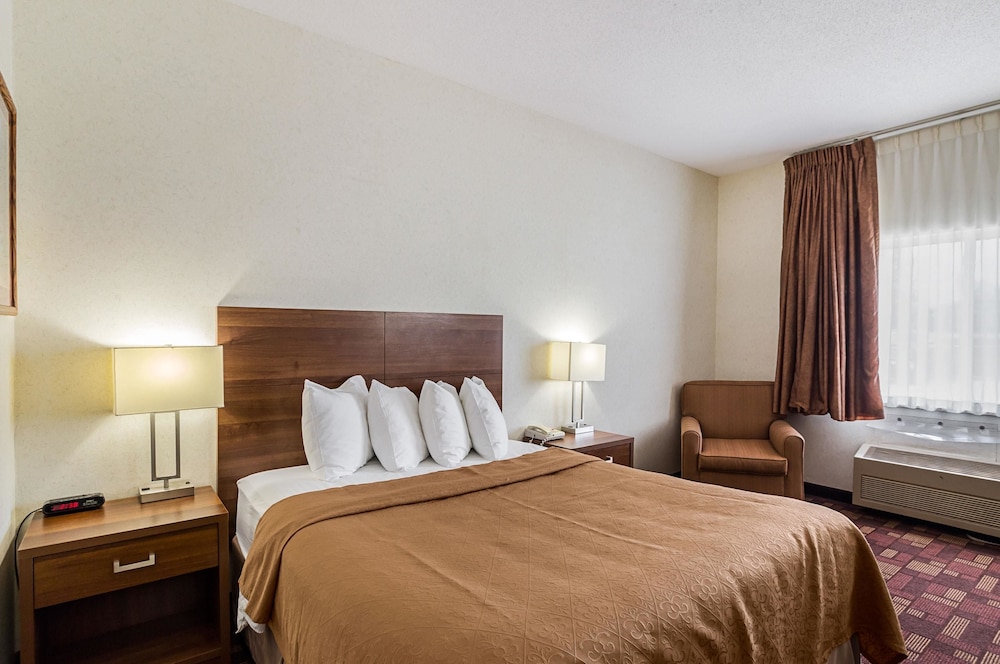 Econo Lodge Luverne I-90 8/27