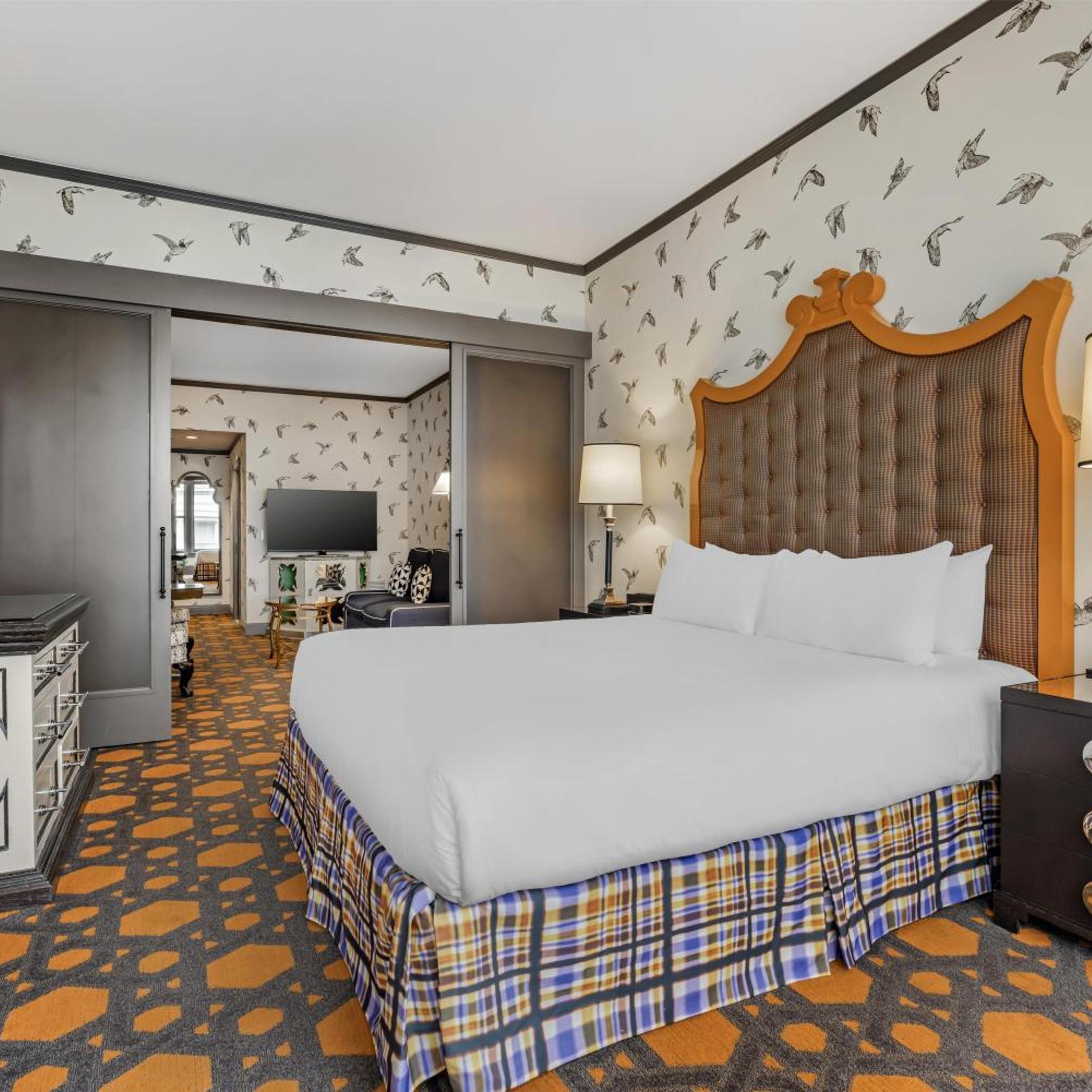 Suite, King Bed, Bath and Shower, Accessible، Royal Sonesta Portland Downtown 2/7