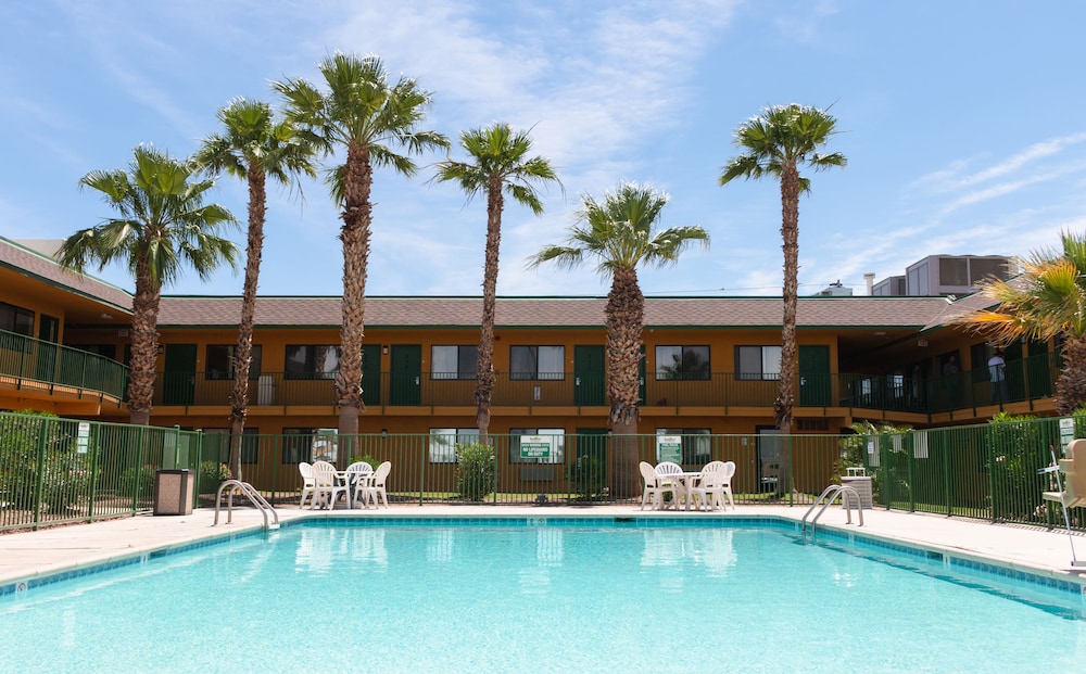 Econo Lodge Inn & Suites Yuma 4/47