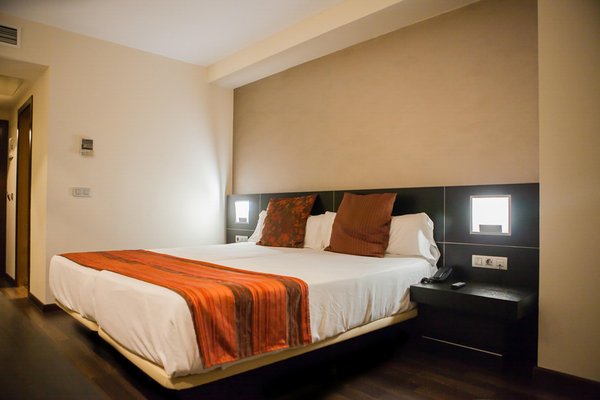 Room, Single, Twin Beds