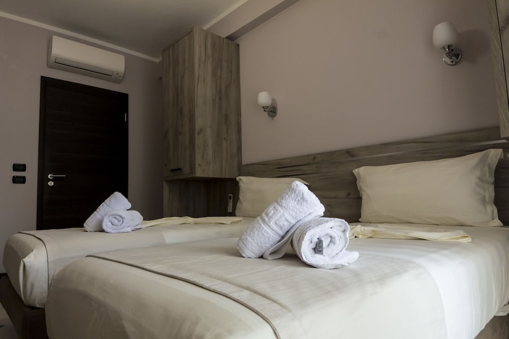 ROOM, TWIN BEDS, BALCONY