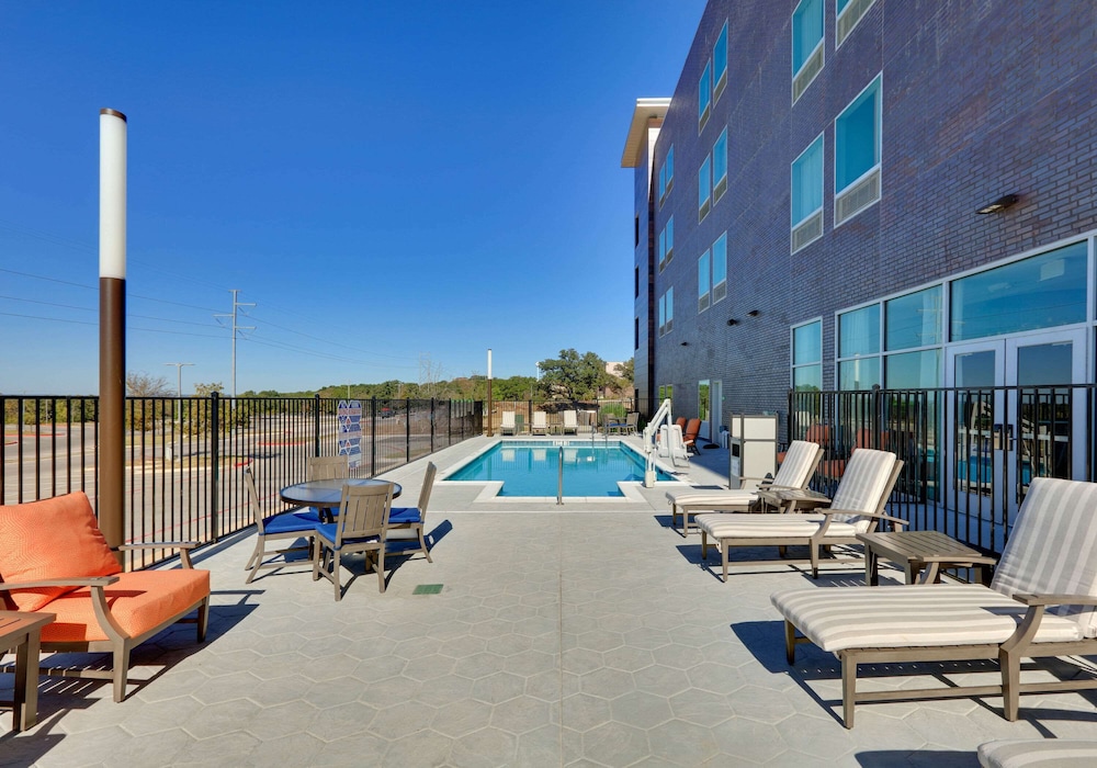 La Quinta Inn & Suites By Wyndham Lakeway 40/44