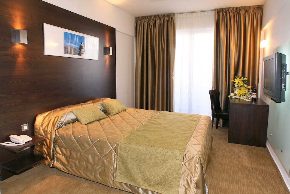 ibis Styles Larnaca Finikoudes Beach 10/32