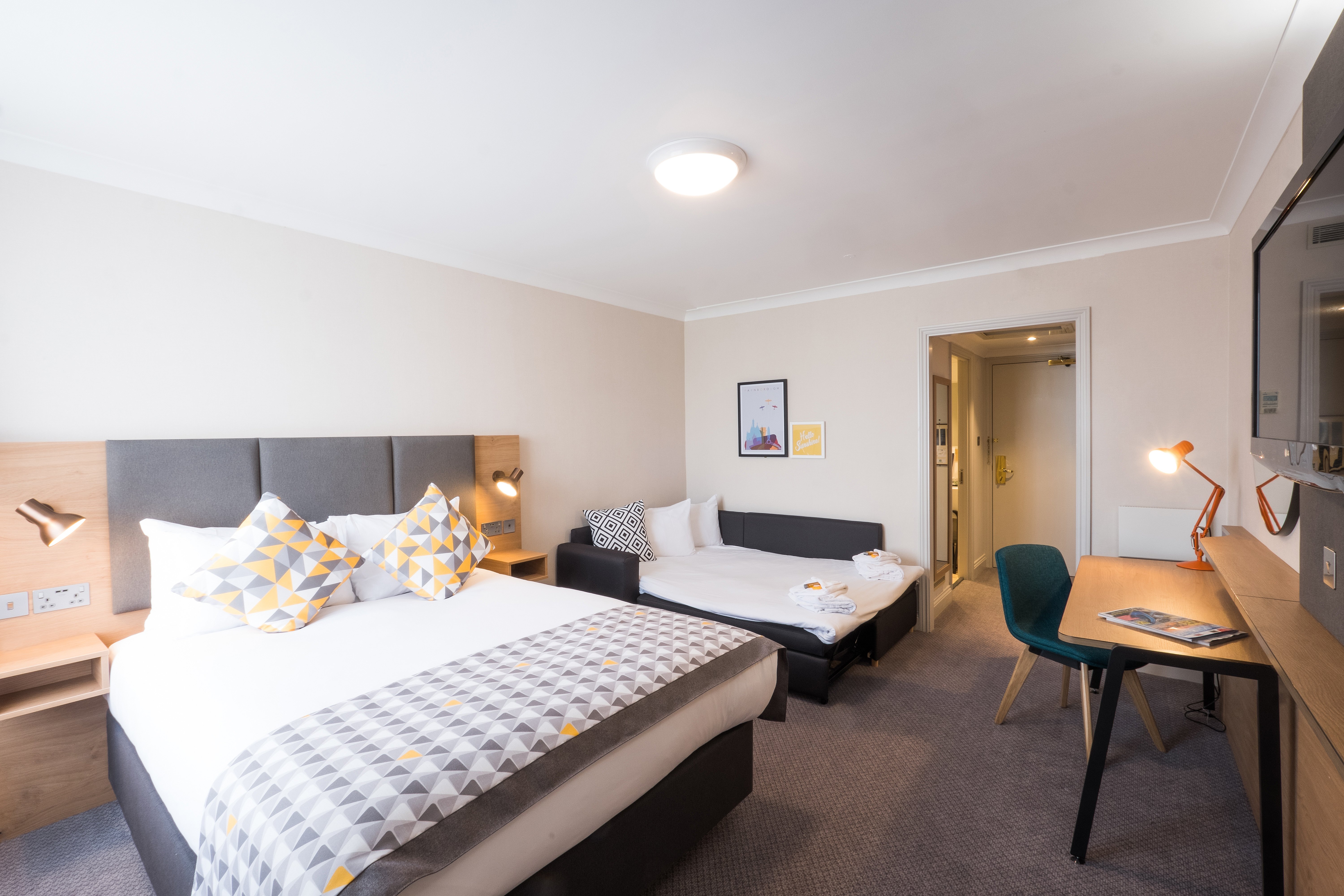 Holiday Inn Farnborough by IHG 24/74