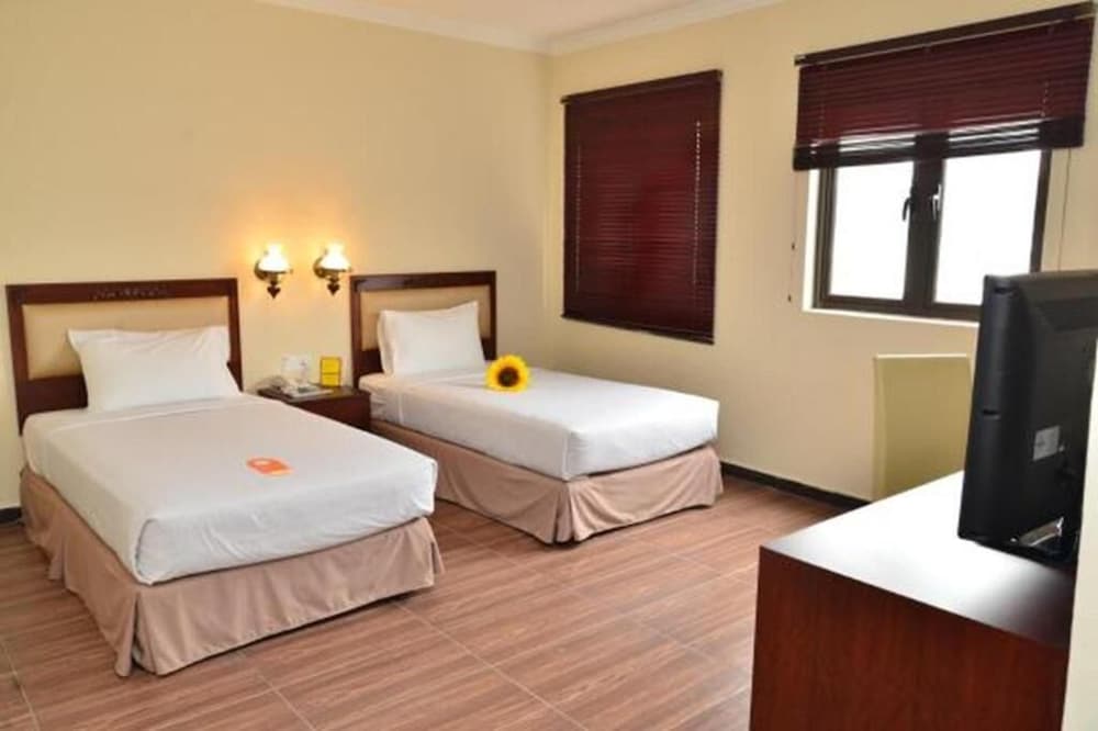 DELUXE, DOUBLE OR TWIN BED