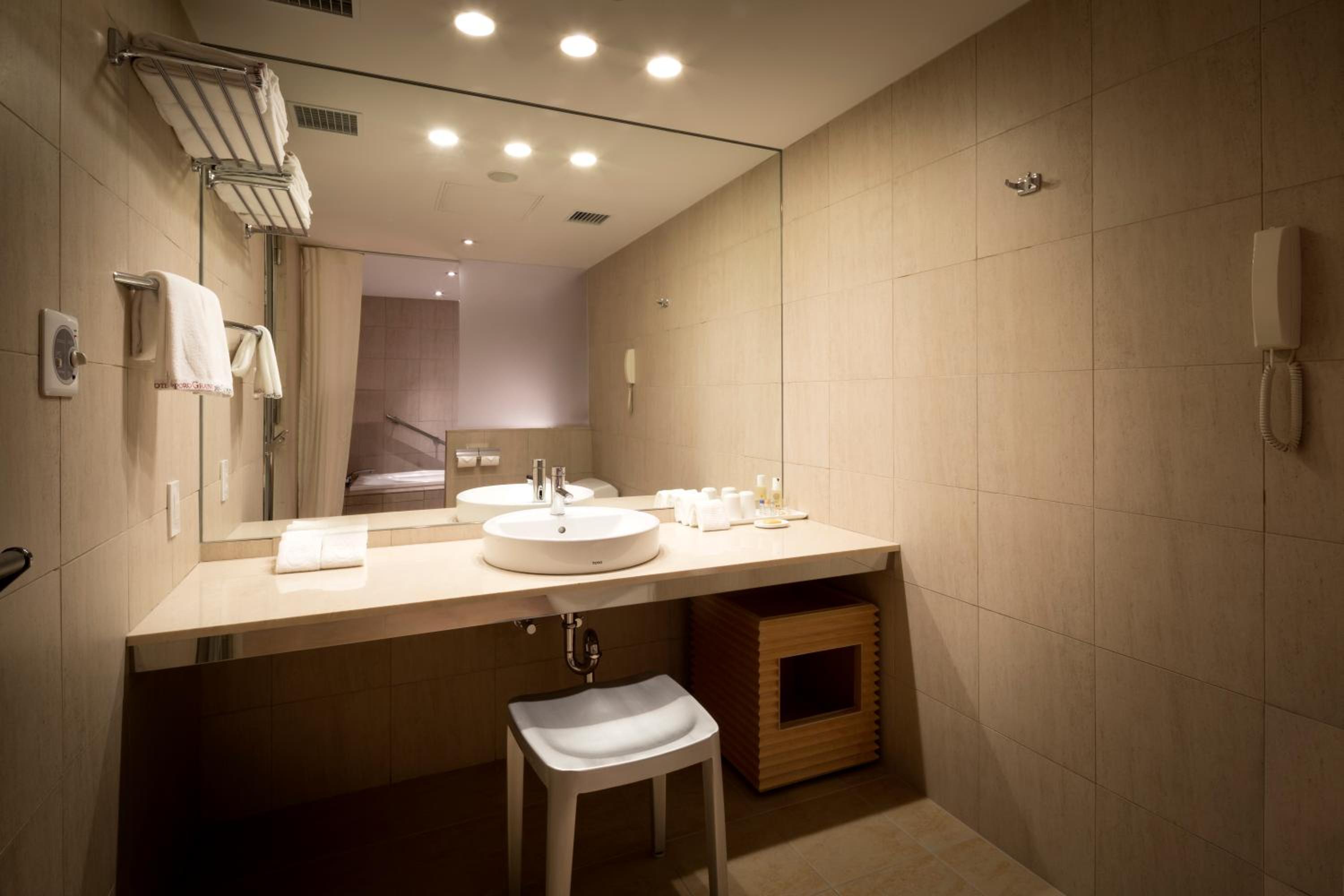غرفة غراند ديلوكس بسريرين منفصلين، Sapporo Grand Hotel 10/10