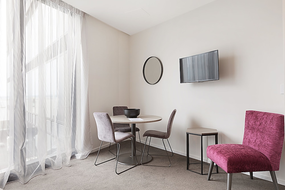 Ramada Suites By Wyndham Victoria Street West 39/57