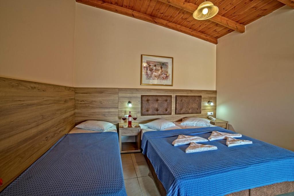 Triple Room Pool Front