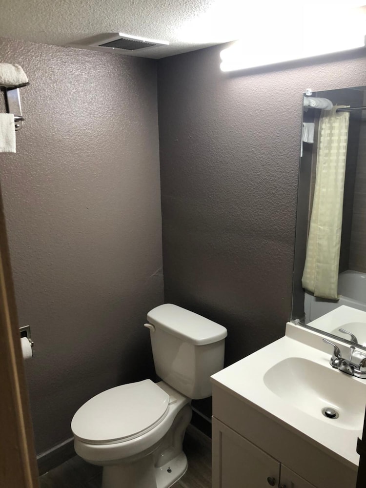 Economy Inn North Randall 42/49
