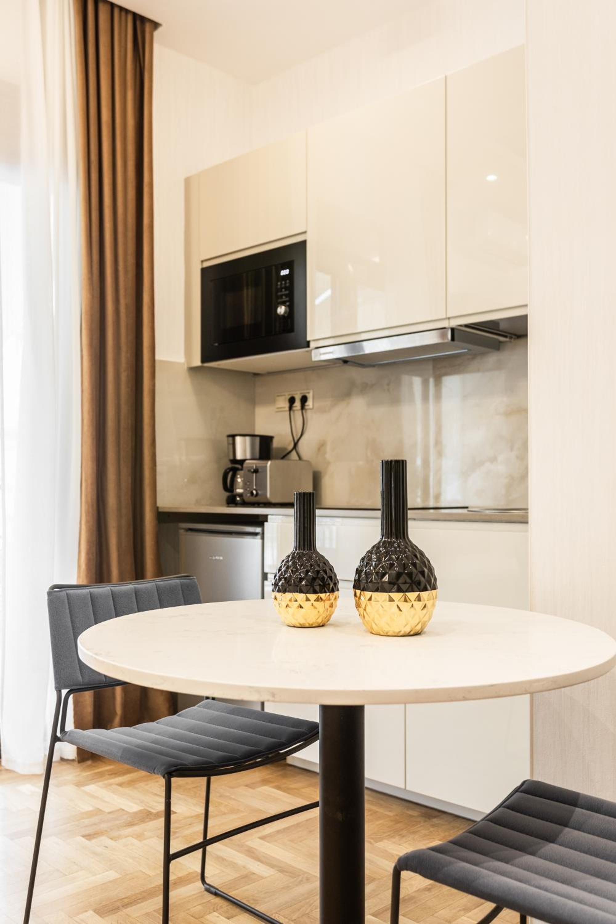 Nicholas Point Apartments and Rooms 21/26