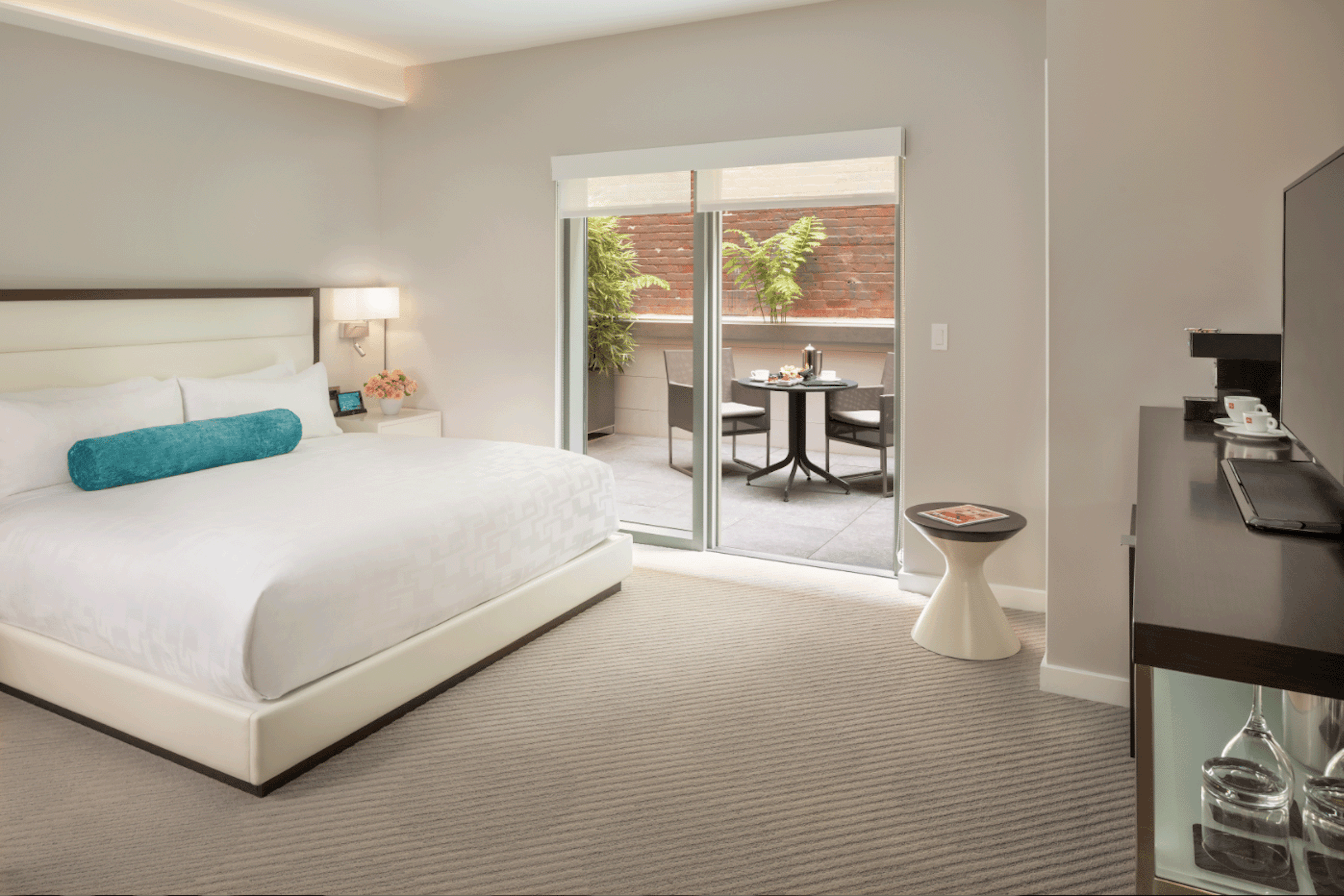 Courtyard, Queen Bed