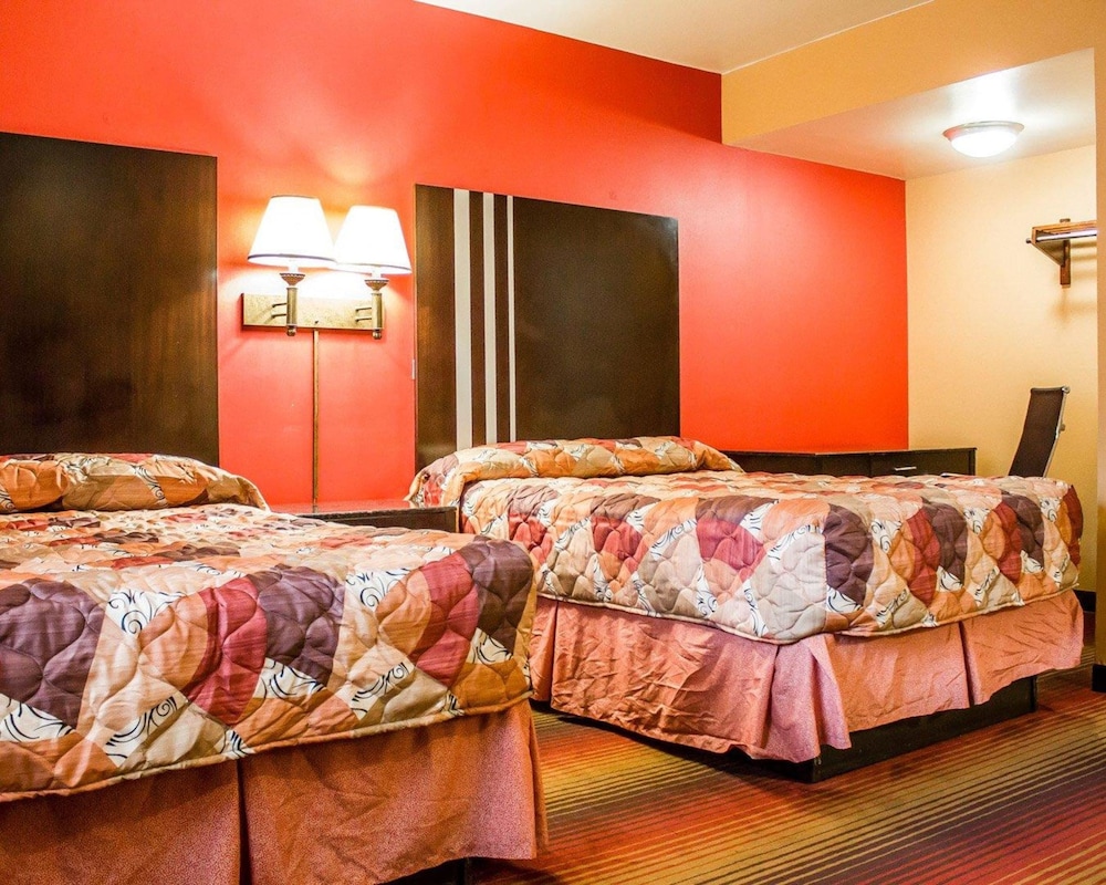 Rodeway Inn MacArthur Airport 14/36