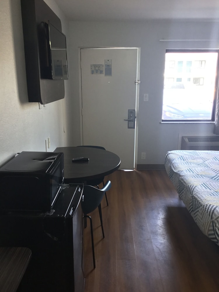 Motel6 El Paso, TX - West 52/66