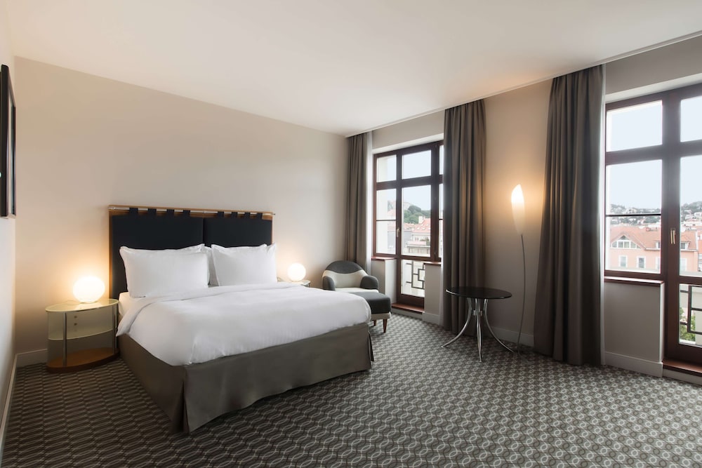 Premium, Queen Bed, Square View