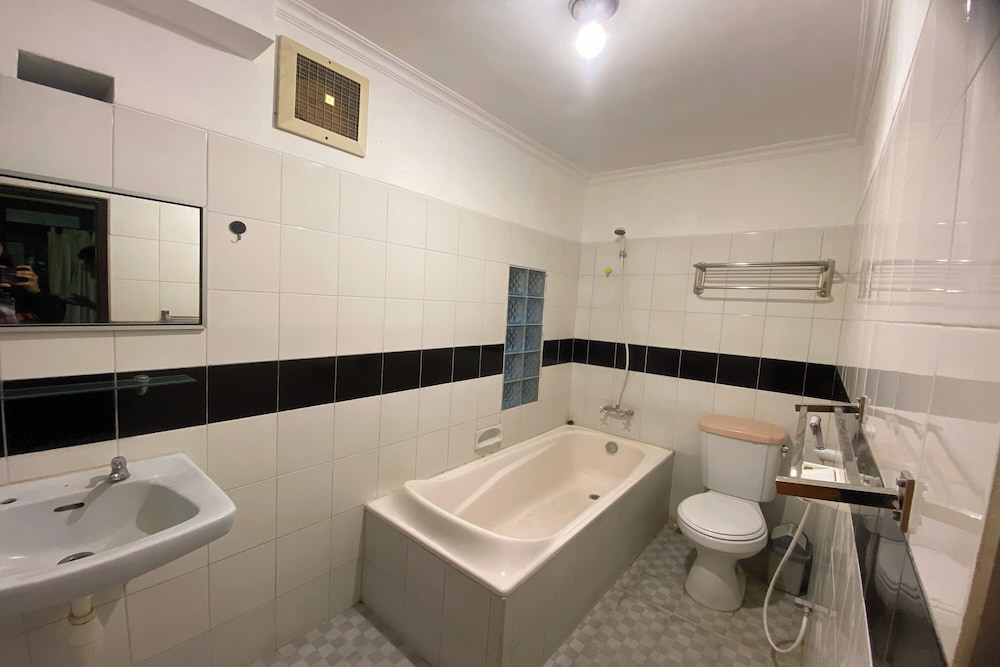 Hotel Lestari Near Lippo Plaza Mall Jember 34/36