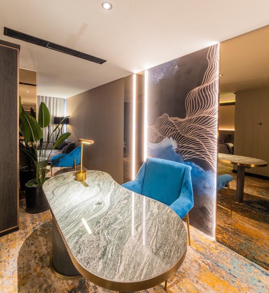 EXECUTIVE, SUITE, KING BED, BALCONY