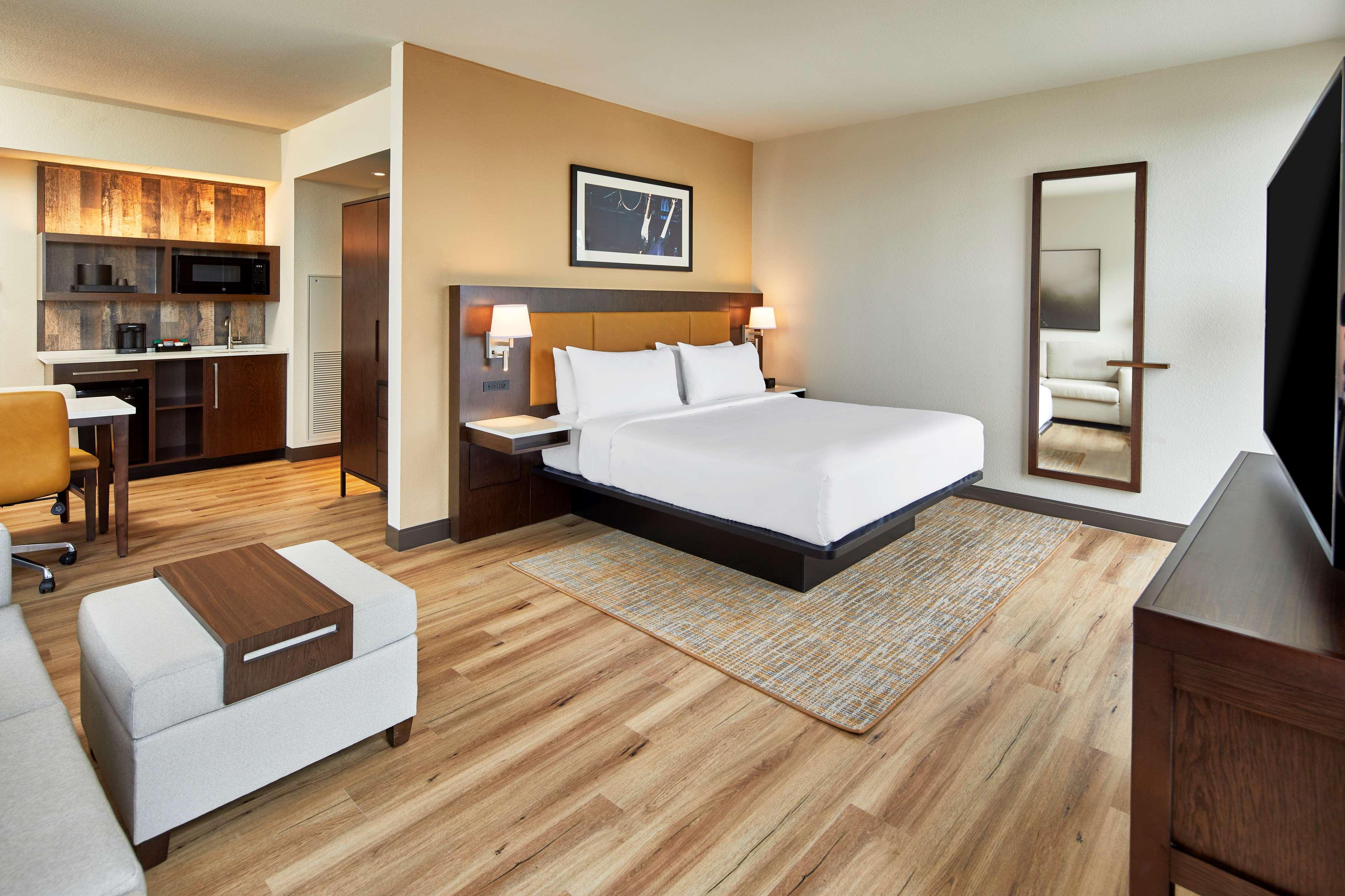 STUDIO, SUITE, KING BED