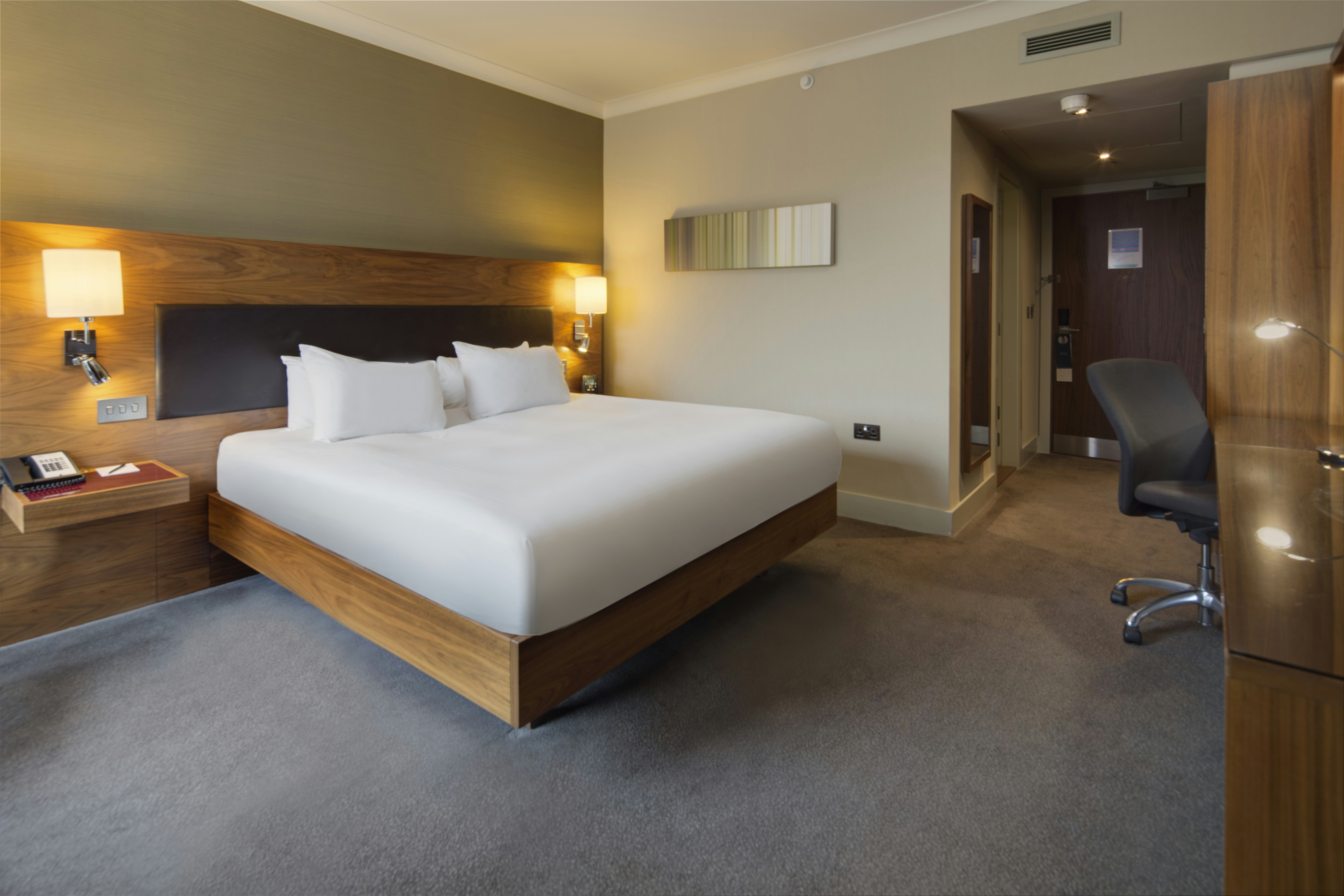 GUEST ROOM, KING BED