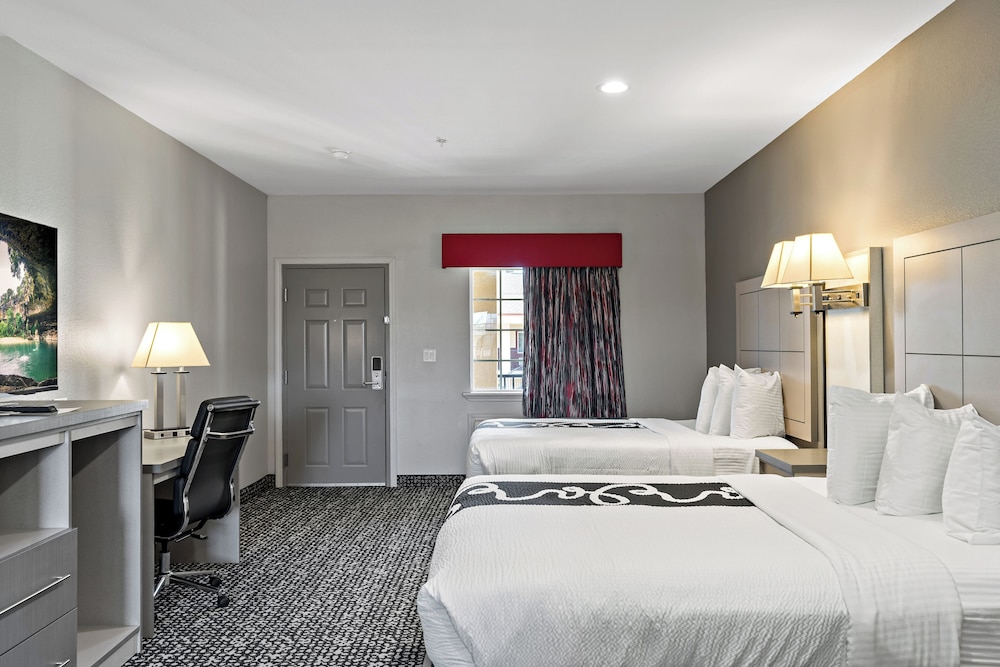 Paris Inn Suites 10/33