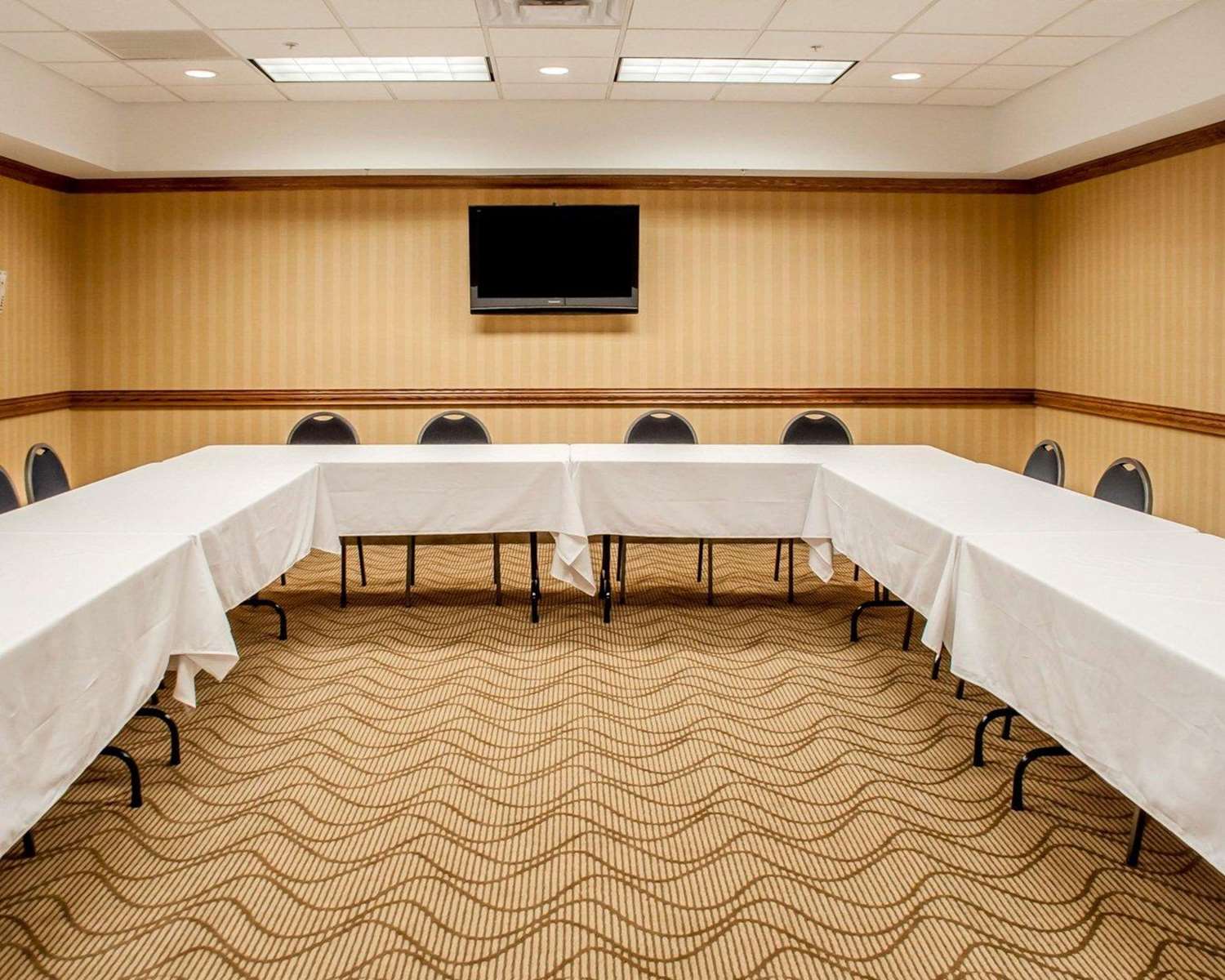 Quality Inn Near Walden Galleria Mall 33/36