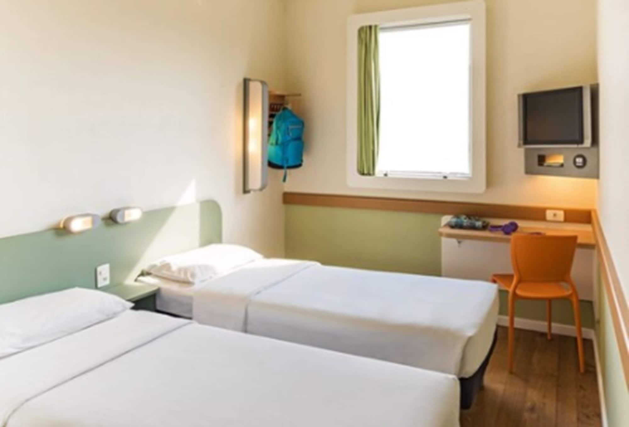 ROOM, TWIN BEDS