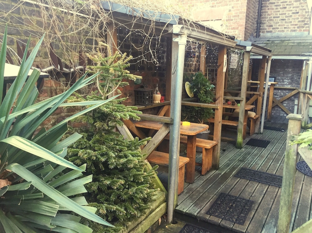 Embassie Backpackers Liverpool 37/41