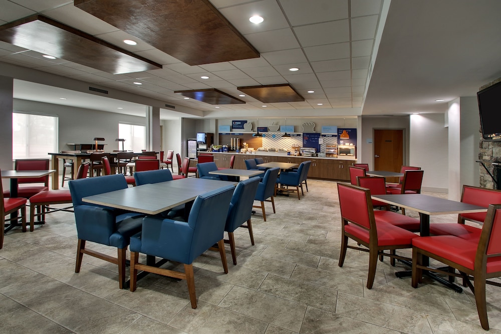 Holiday Inn Express & Suites Chicago North-Waukegan-Gurnee 37/50
