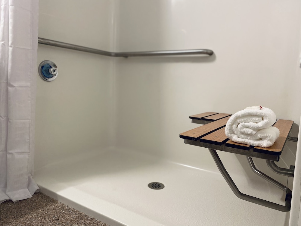 Ramada by Wyndham Hartford North / Bradley Airport 48/48