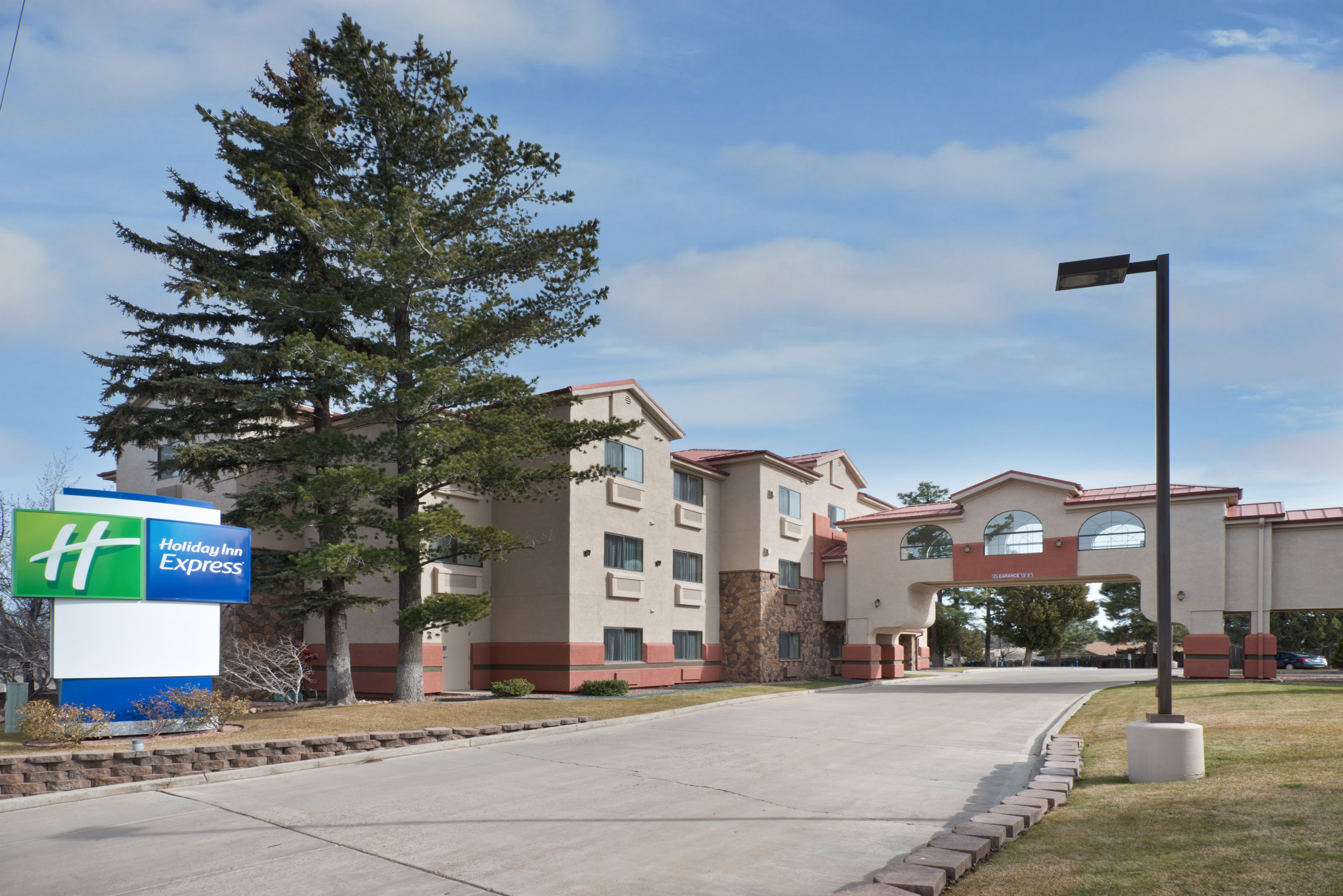 Holiday Inn Express Show Low 44/47