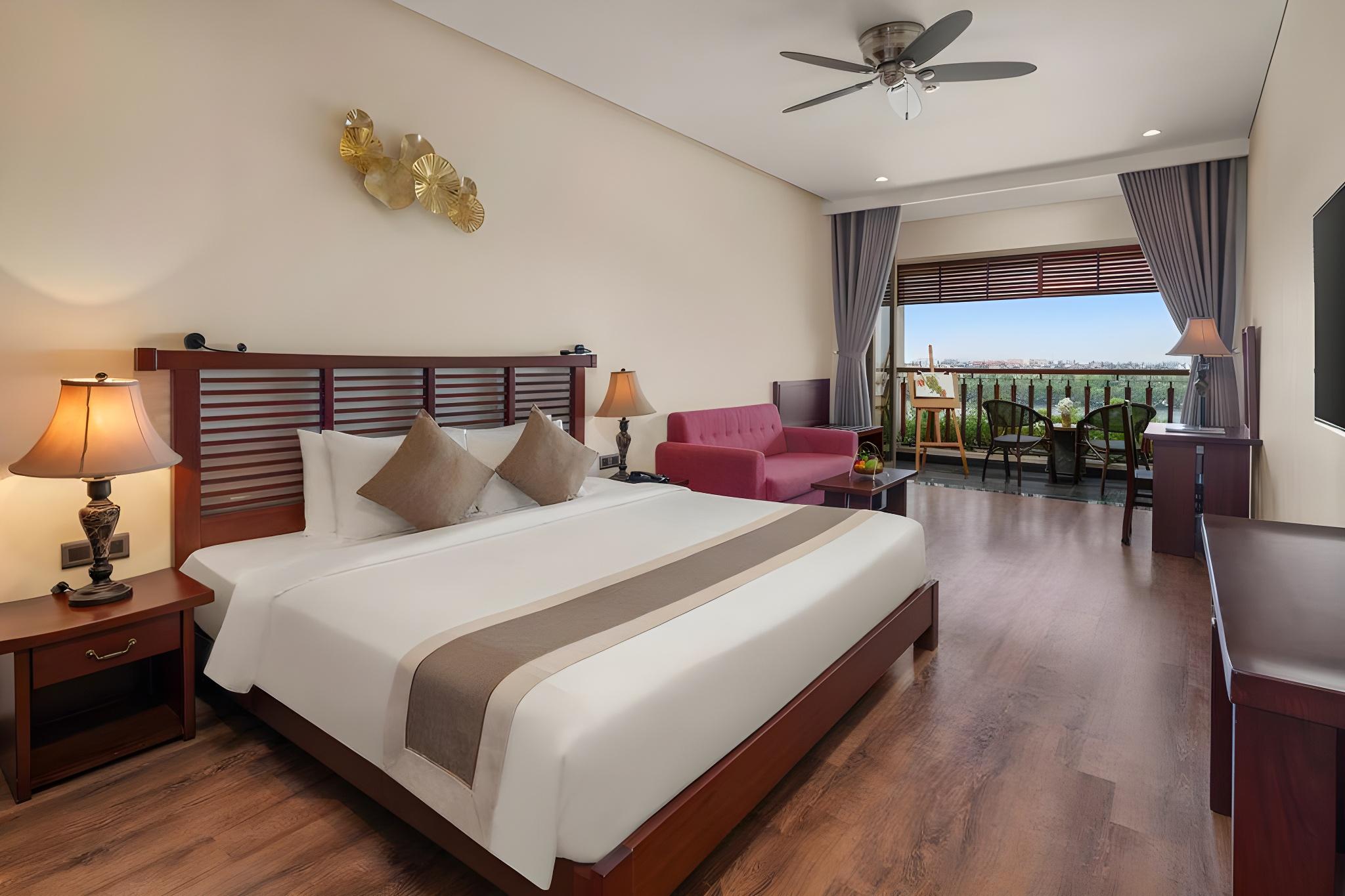 Deluxe, King Bed, Pool and River View
