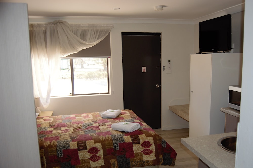 Civic Motor Inn Cowra 53/71