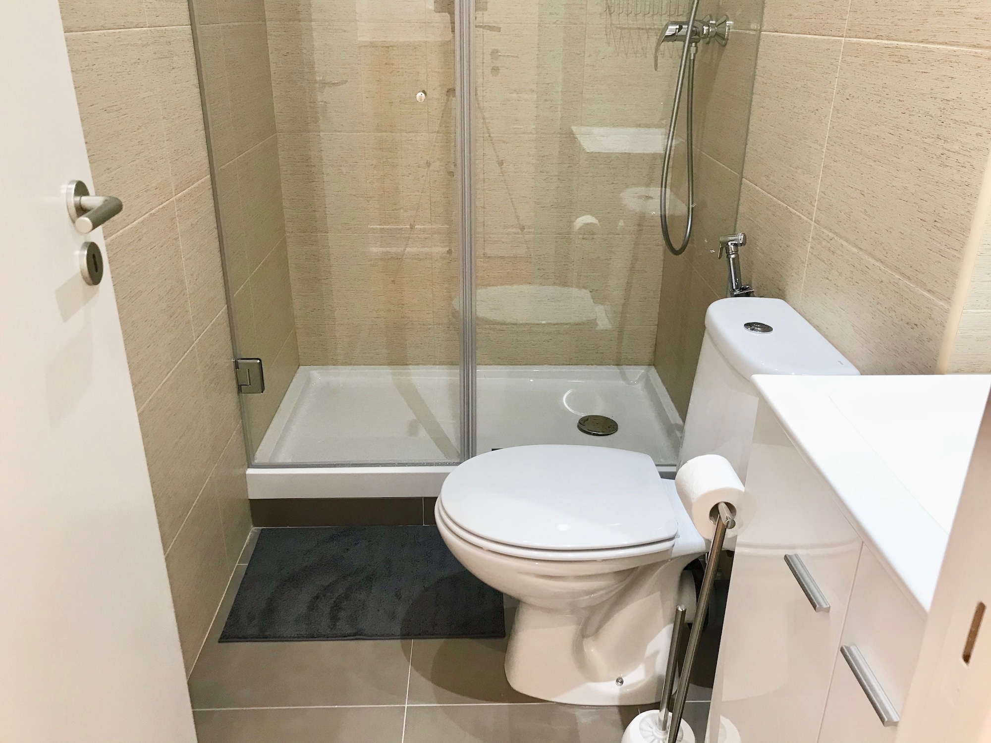 Executive, Suite, Double Bed, Private Bathroom, Home Out Rooms and Apartments 3/4