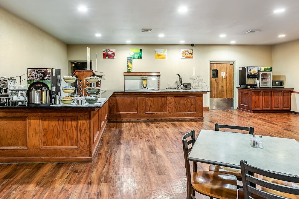 Quality Inn & Suites Hannibal West 6/40
