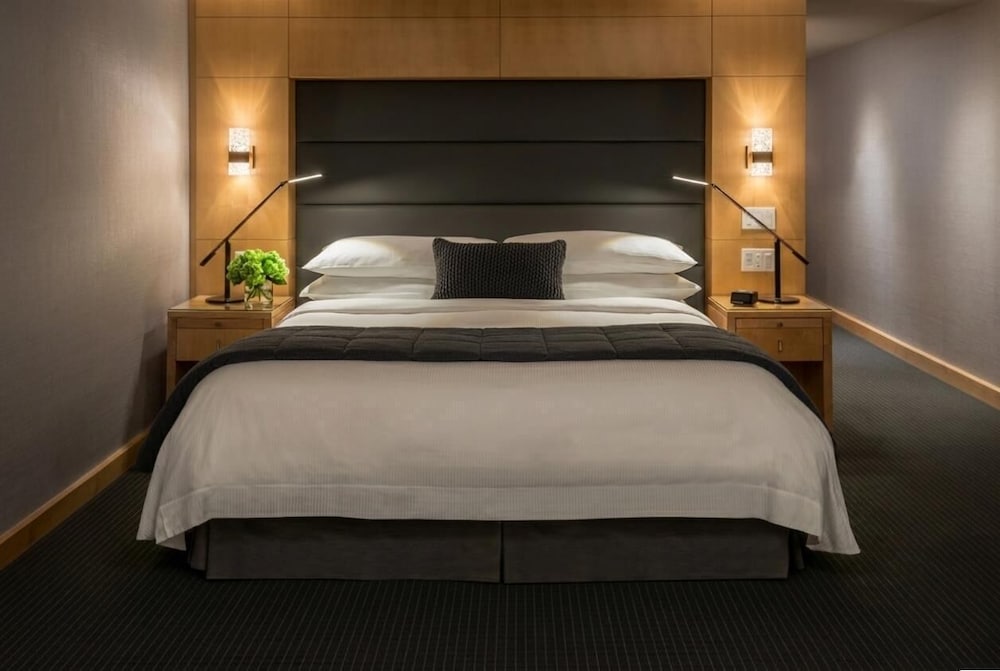 DELUXE, KING BED