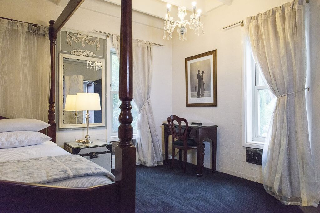 VICTORIAN, SUITE