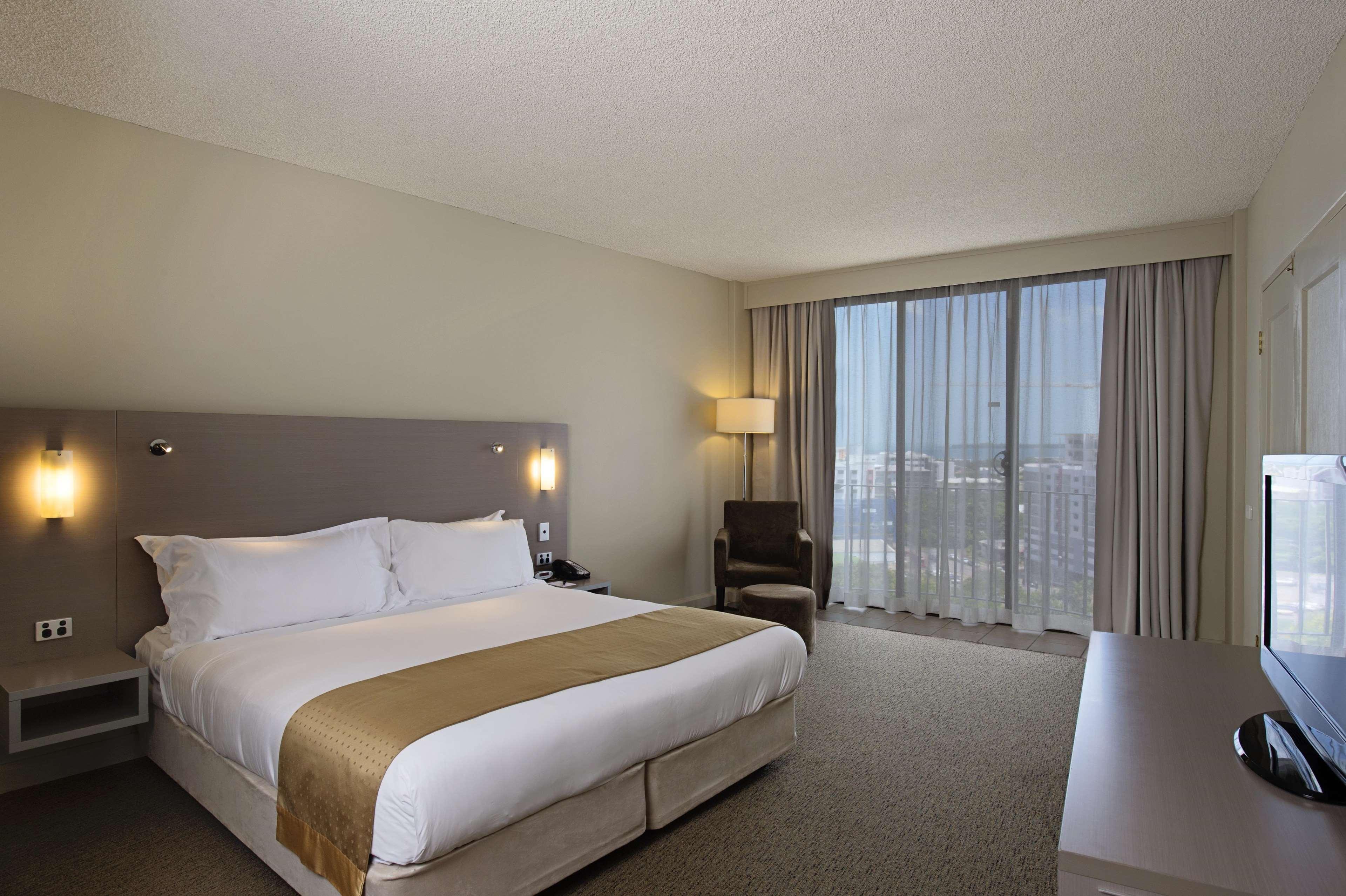 JUNIOR SUITE, KING BED, POOL VIEW
