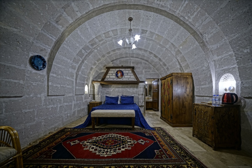 Holiday Cave Hotel 73/81