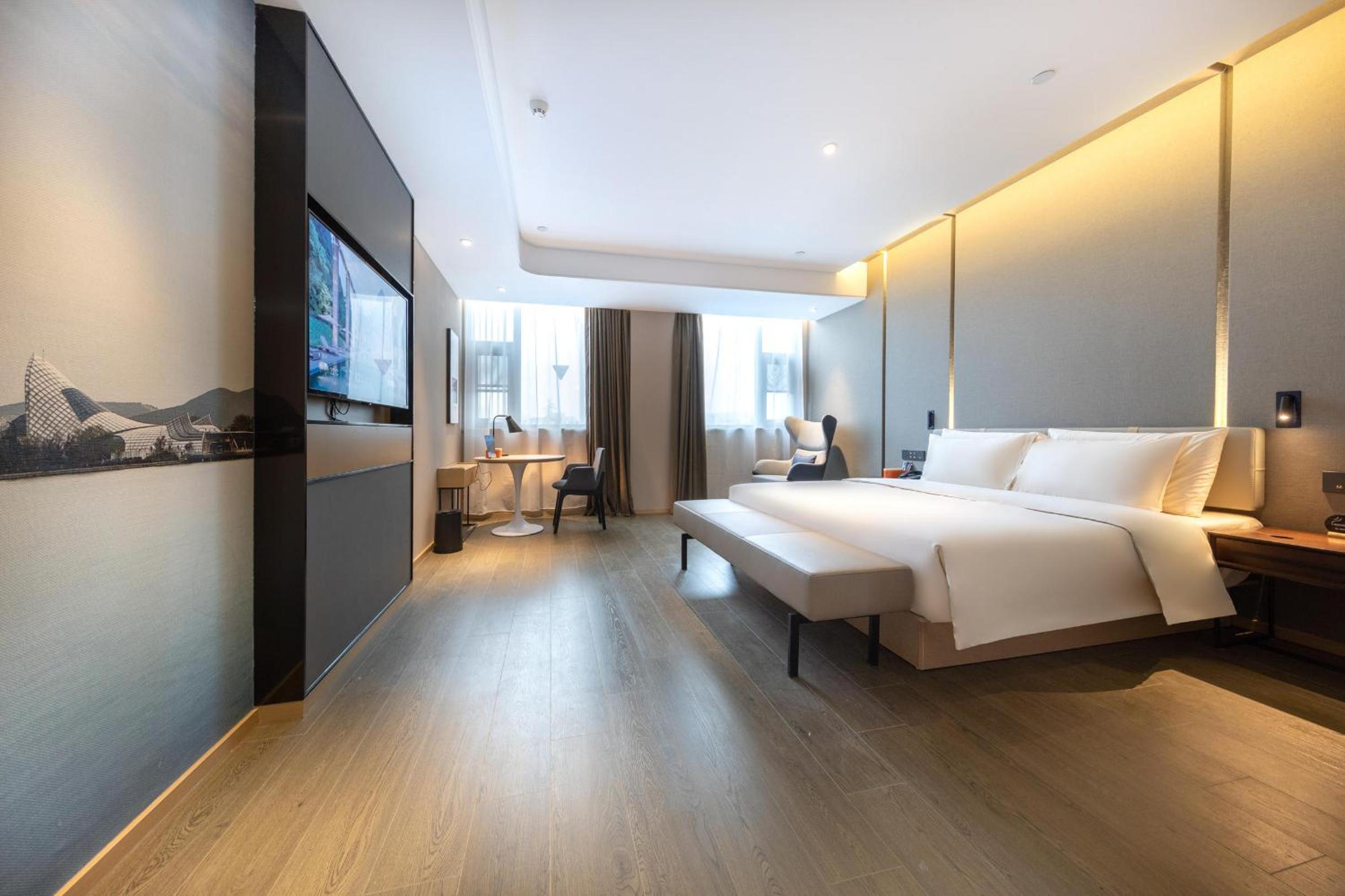 Elegant, Queen Bed