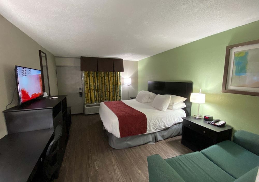 Lx Hotel A Travelodge By Wyndham 25/70