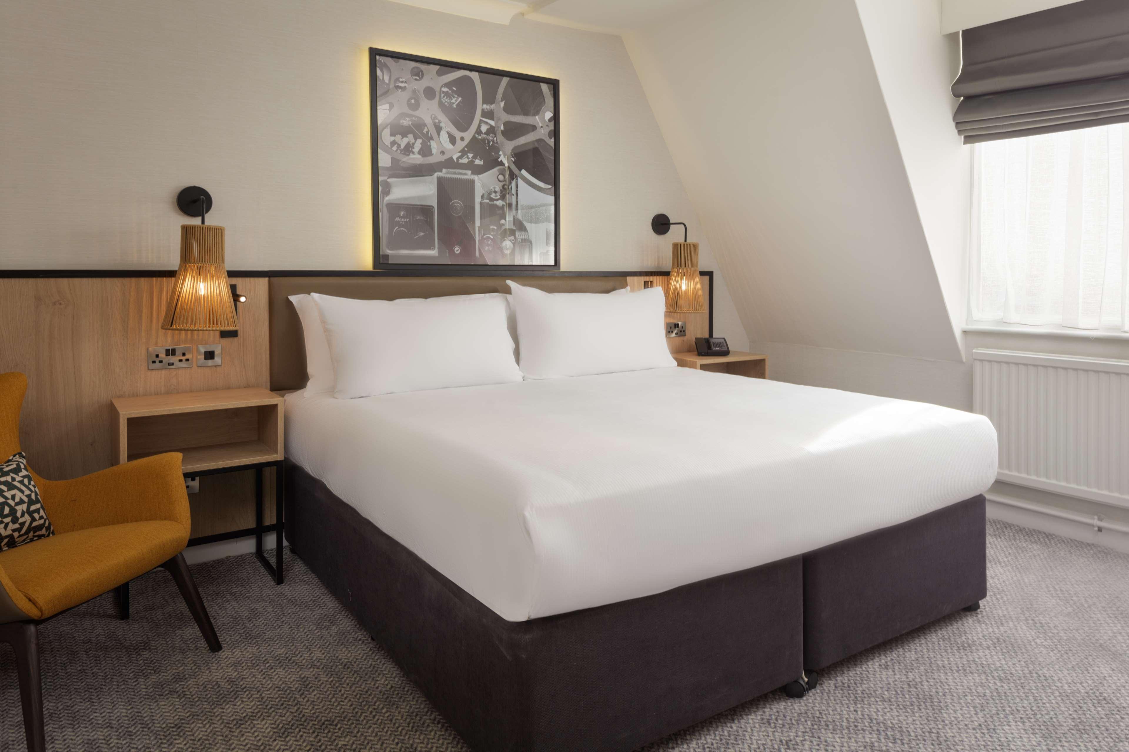 GUEST ROOM, KING BED
